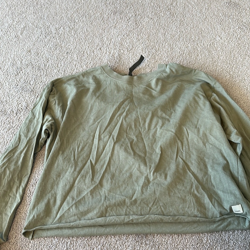 VUORI women’s size medium crew long sleeve tee